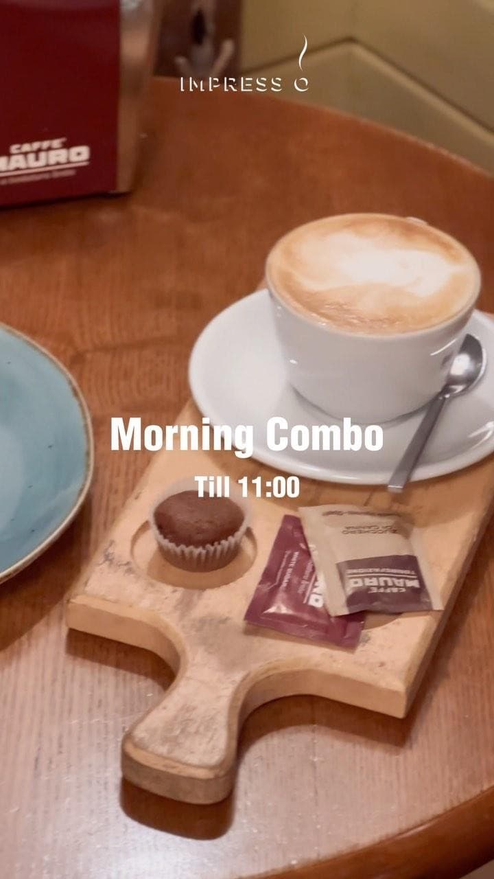 Pohľad hostí na kávu a zákusky