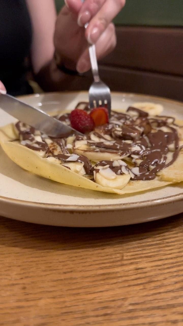 Káva v rukách hosťa